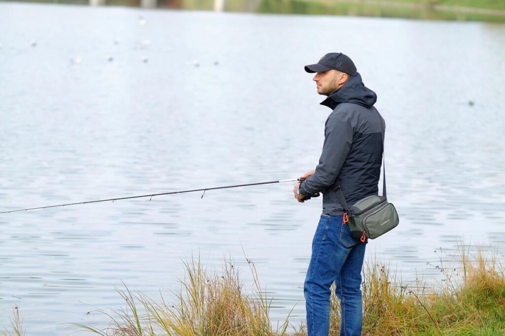 Hengelsport in Lelystad met visser aan het water in de Flevopolder met mooie natuuromgeving