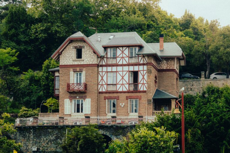 Ons team Functionele en sfeervolle woning met warme kleuren, slimme meubels en goed gebruik van ruimte voor optimaal wooncomfort