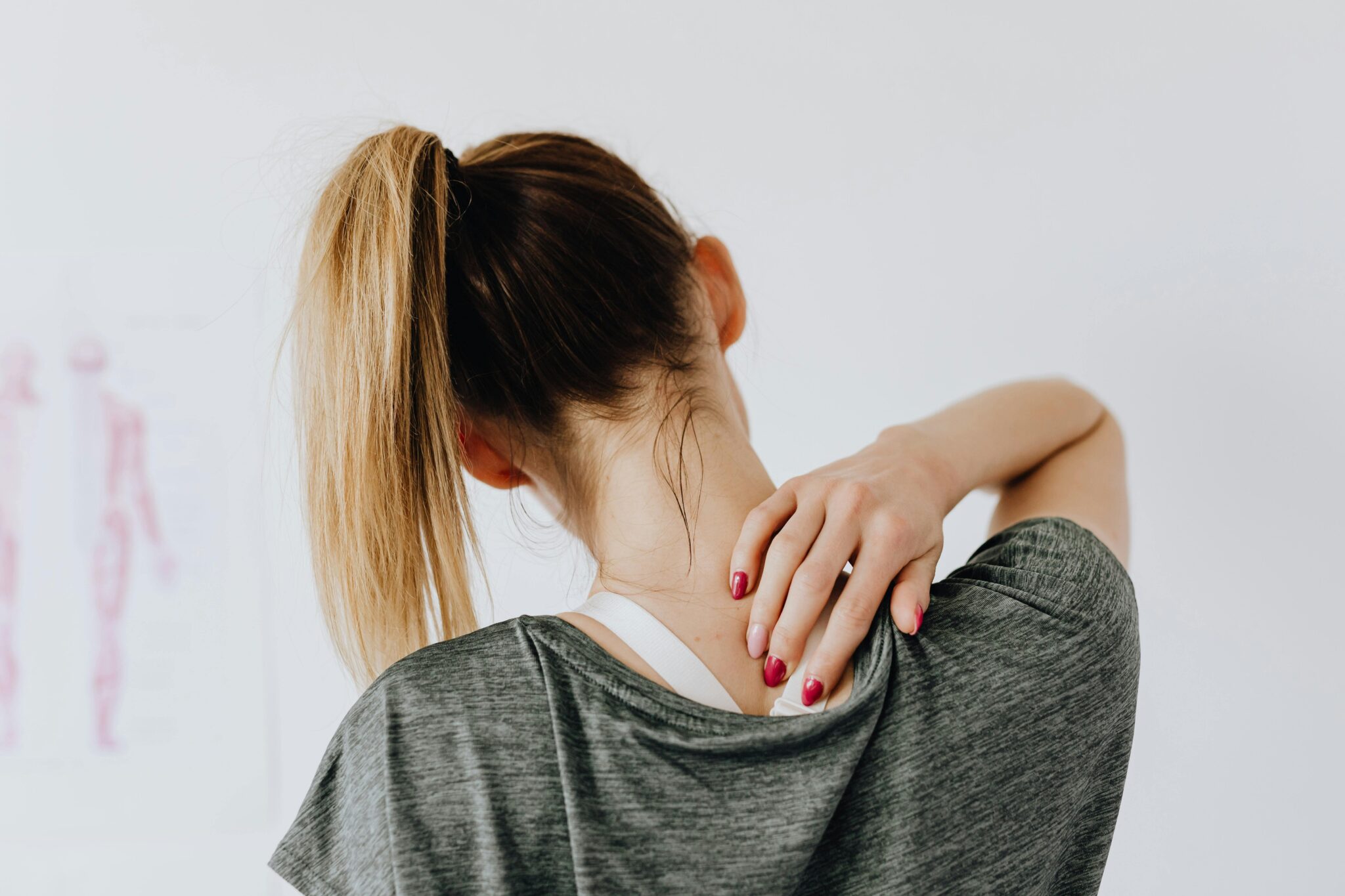 Fysiotherapeut voert oefentherapie uit als onderdeel van algemene fysiotherapie behandeling voor sterker lichaam